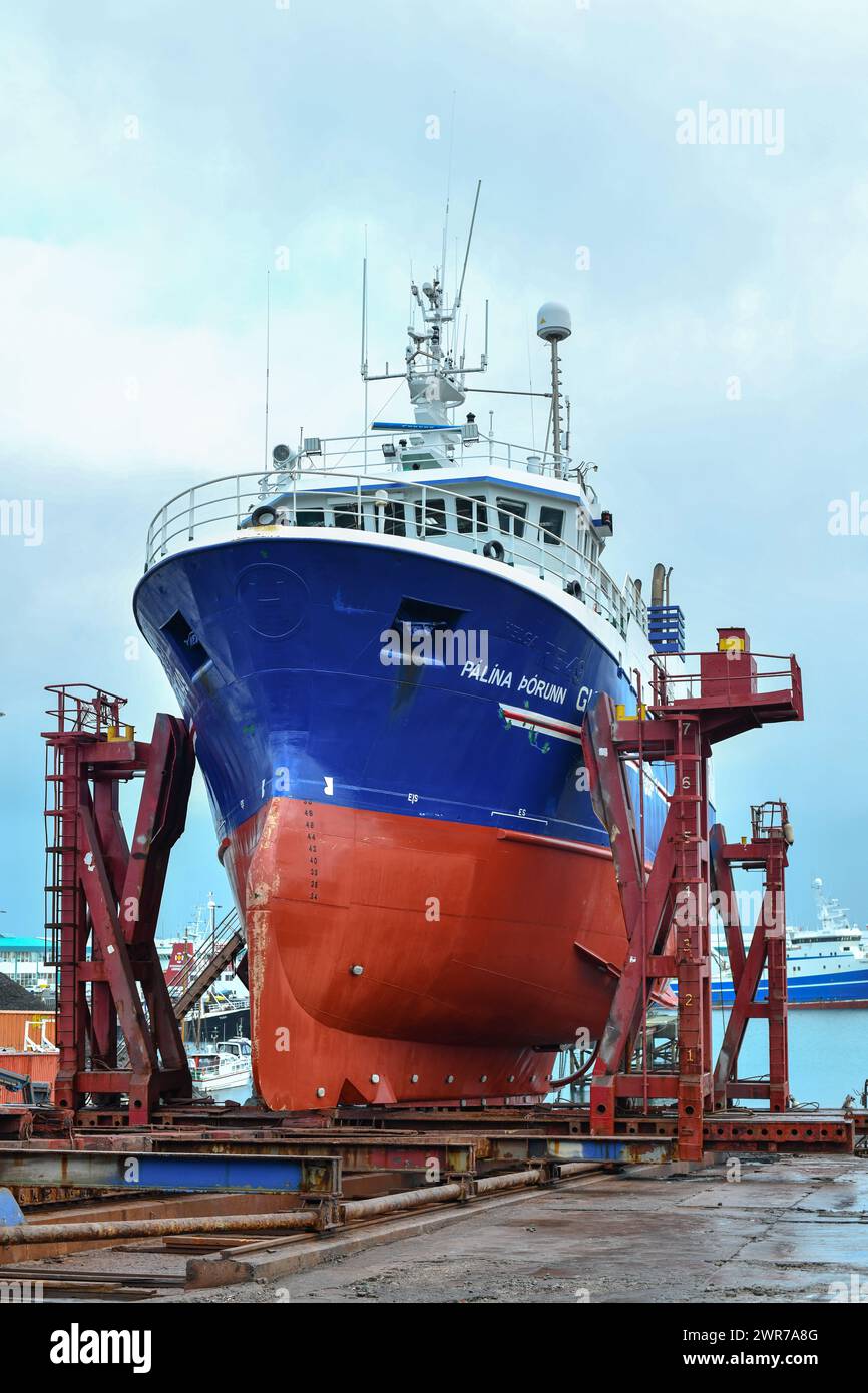 Bugblick auf den Trawler Palina Thorunn auf hartem Gelände, der im Hafen von Reykjavik gewartet wird. Stockfoto