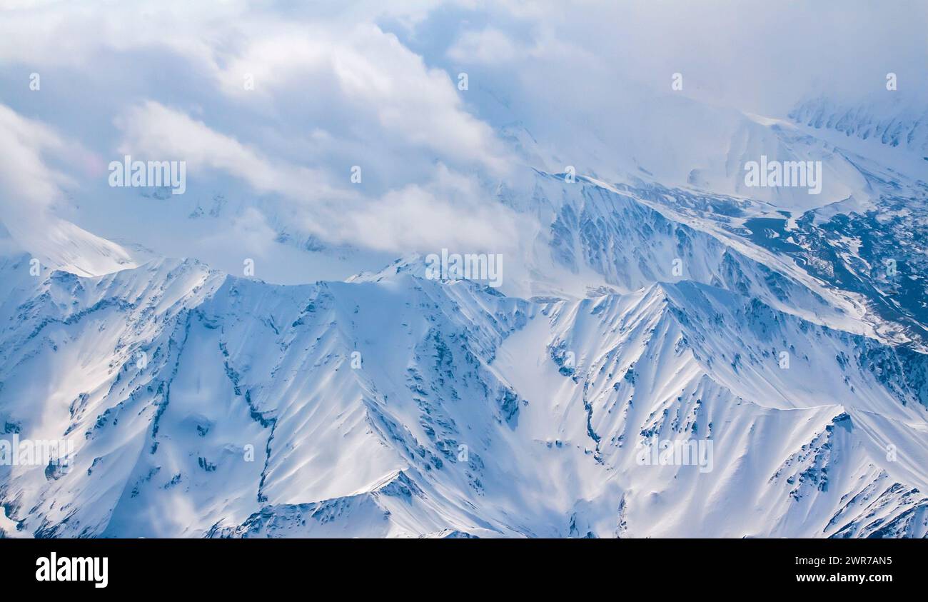 Fliegen Sie über Denali-Berggipfel und schneebedeckte Gipfel. Denali ist der höchste Berg Nordamerikas Stockfoto