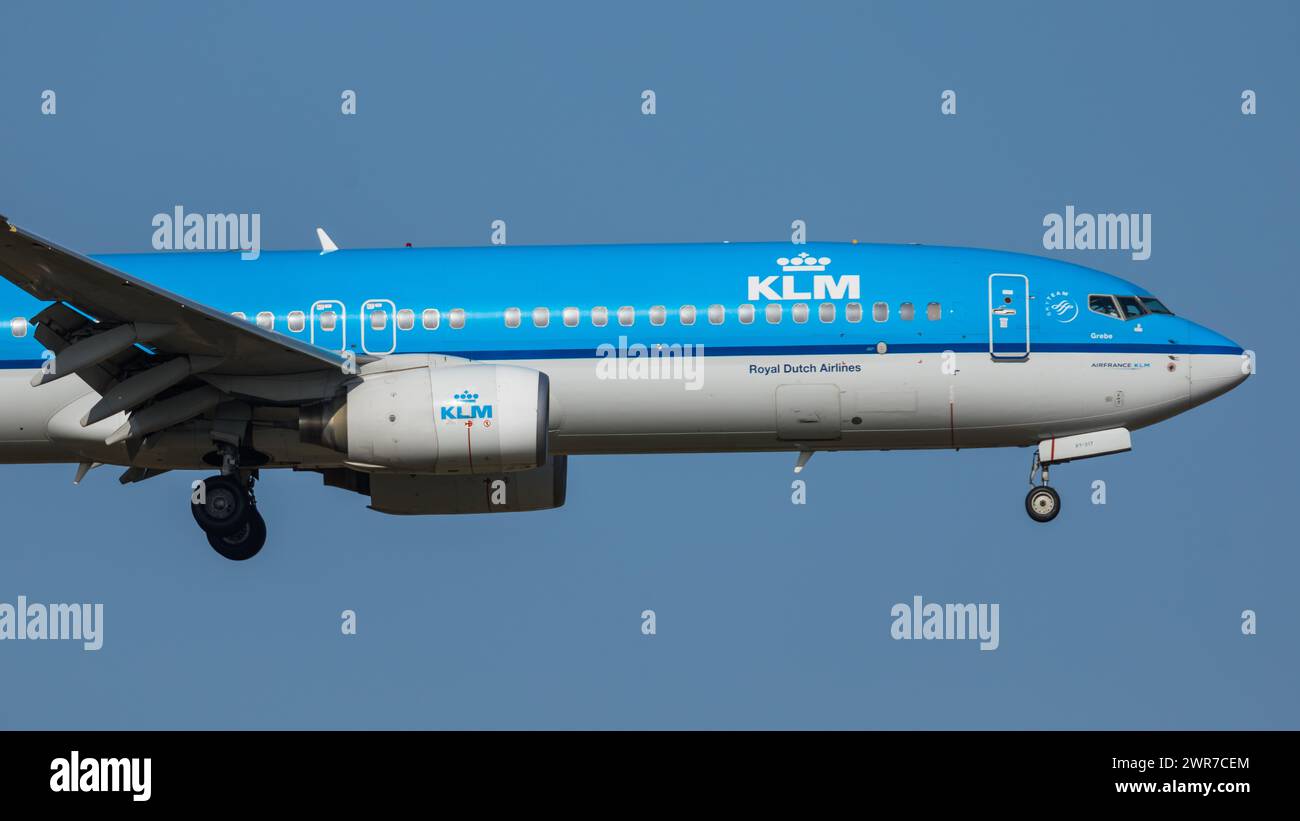 Zürich, Schweiz - 28. März 2022: Eine Boeing 737-800 von KLM Royal Dutch Airlines ist im Landeanflug auf den Flughafen Zürich. Registrierung PH-BXY. Stockfoto