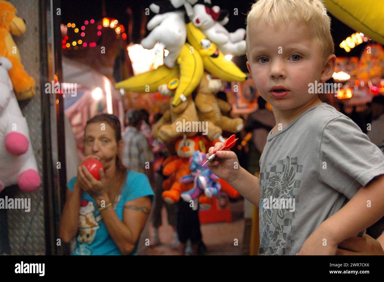 Kleiner Junge mit Pfeil in der Hand auf der Kreismesse Stockfoto