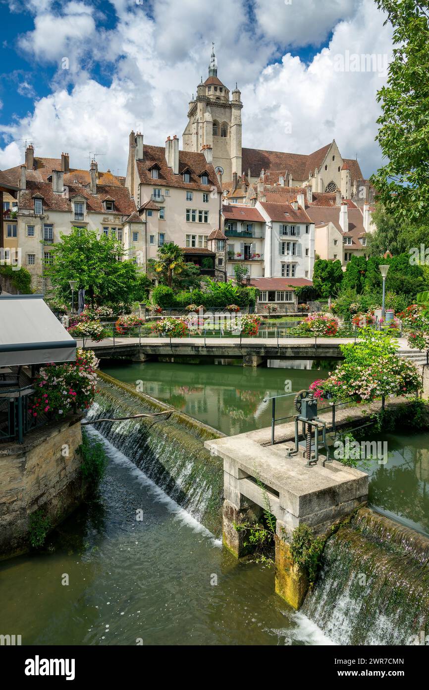 Wasserkanal in der französischen Stadt Dole im Sommer, Jura, Frankreich Stockfoto