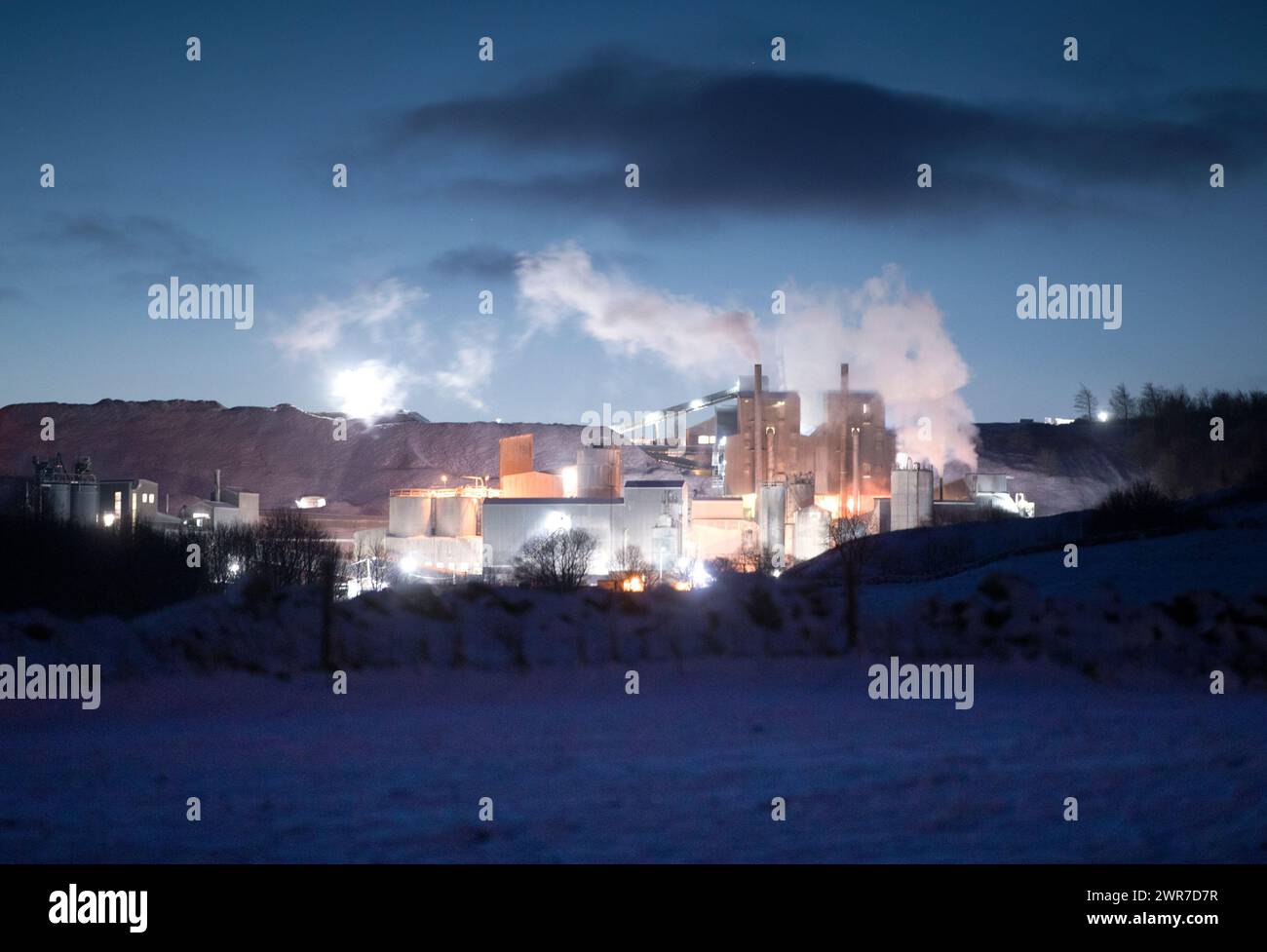 12/17 nachdem die nächtlichen Temperaturen auf minus neun Grad gefallen waren, strömt Dampf aus dem Kalksteinbruch Hindlow bei Buxton im Derbyshire Peak Stockfoto