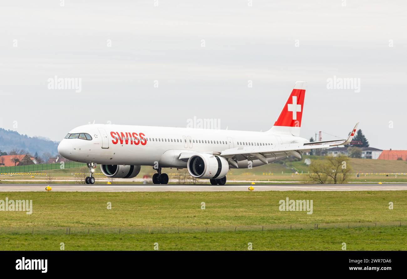 Ein Airbus A321-271NX von Swiss International Airlines landet auf der Landebahn des Flughafens Zürich. Registrierung HB-JPB. (Zürich, Schweiz, 05.04.202 Stockfoto