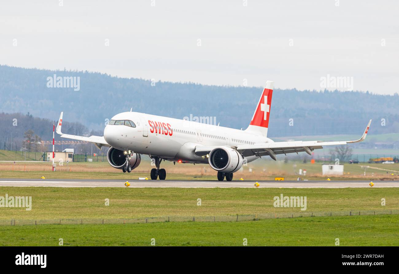 Ein Airbus A321-271NX von Swiss International Airlines landet auf der Landebahn des Flughafens Zürich. Registrierung HB-JPB. (Zürich, Schweiz, 05.04.202 Stockfoto