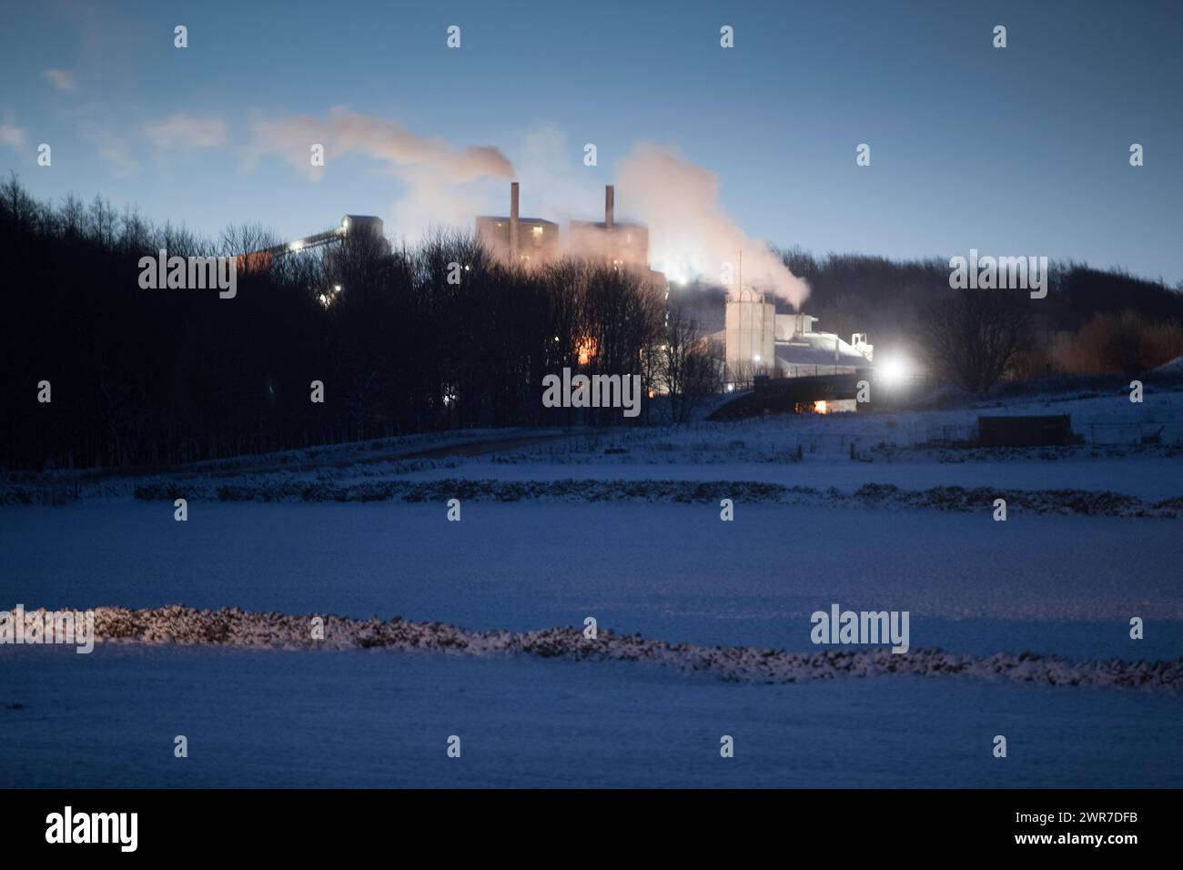 12/17 nachdem die nächtlichen Temperaturen auf minus neun Grad gefallen waren, strömt Dampf aus dem Kalksteinbruch Hindlow bei Buxton im Derbyshire Peak Stockfoto