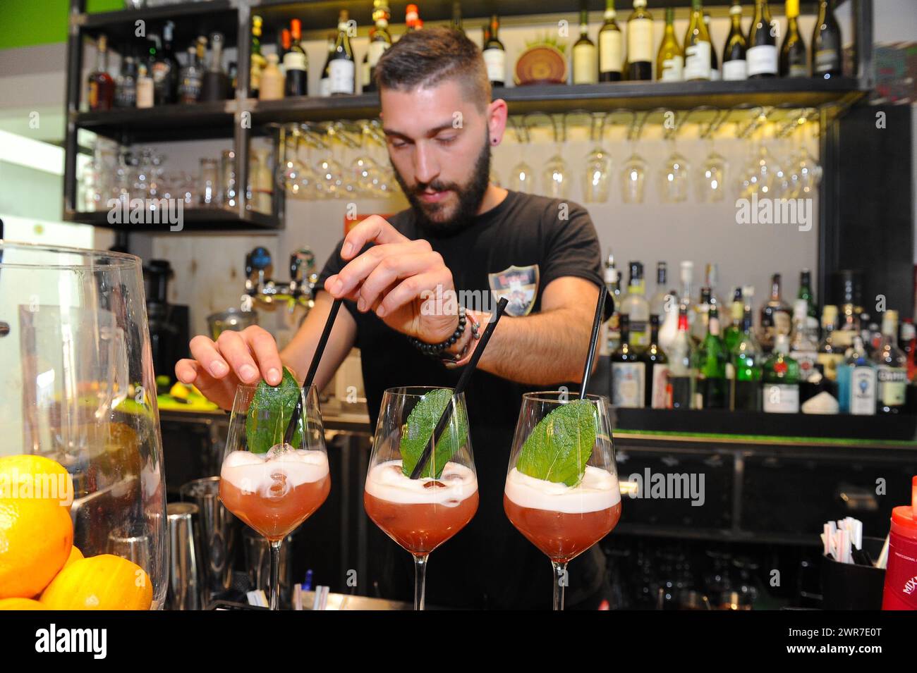 Aperitivo con Cocktail Barkeeper Stockfoto