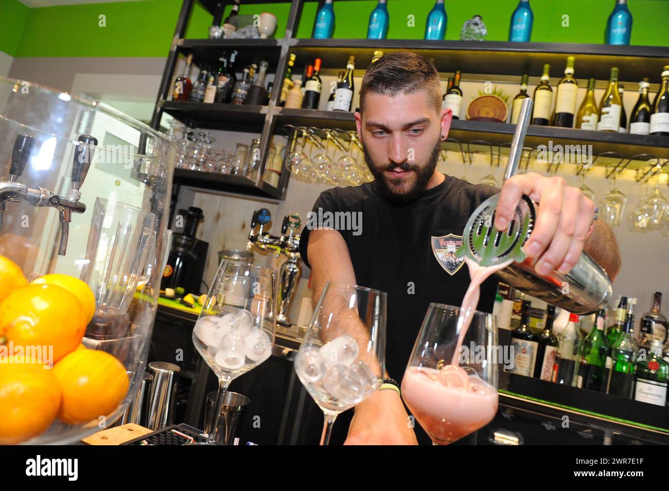 Aperitivo e Apericena e Cocktail in Italia Stockfoto