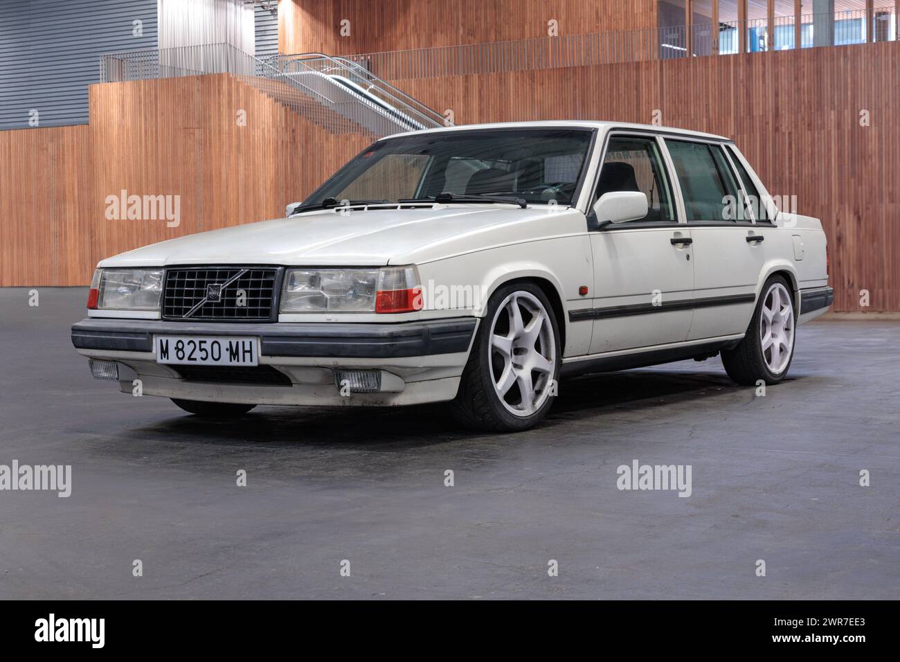 Bilbao, Spanien - 11. November 2023: Volvo 740 4-türiger Salon im Parkhaus Stockfoto