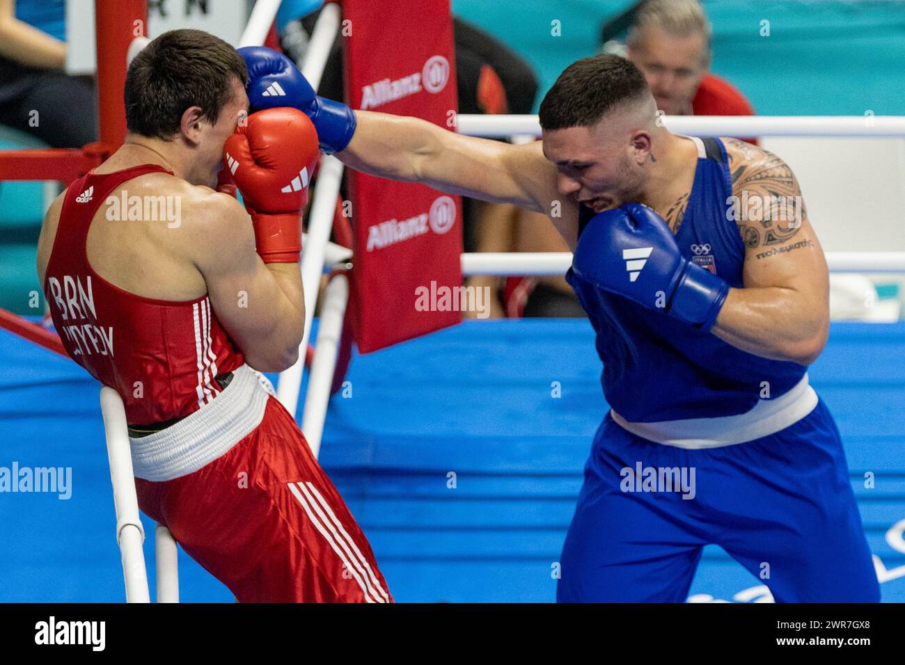 Busto Arsizio, Italien. März 2024. Latypov Danis (Brn) in Rot und Lenzi Diego (Ita) in Blau während des 1. WM-Qualifikationsturniers in der E-Work Arena, Busto Arsizio, Italien am 11. März 2024 während der Boxing Road to Paris, Boxspiel in Busto Arsizio, Italien, 11. März 2024 Guthaben: Unabhängige Fotoagentur/Alamy Live News Stockfoto