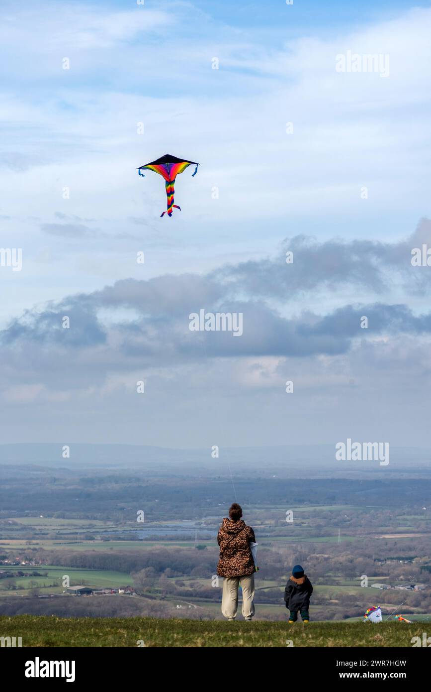 Brighton, 9. März 2024: Ein Kite-Flyer im Devil's Dyke, nahe Brighton, im South Downs National Park, wo man die Frühlingssonne und die Brise genießen kann Stockfoto