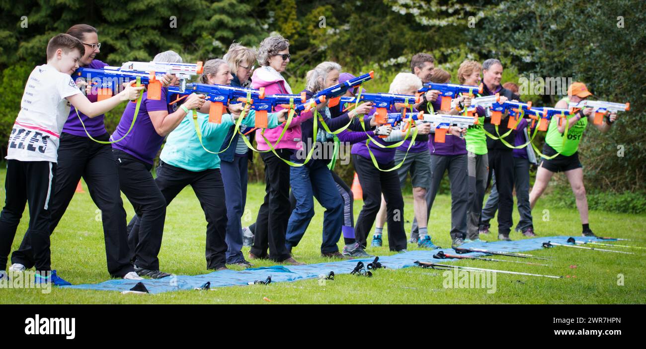 05/18 Nordic Walker zielen mit Nerf-Kanonen an einem Shoot, Walk, Shoot, Walk-Wettbewerb, der als „Binerflon“ im Rustick bekannt ist Stockfoto