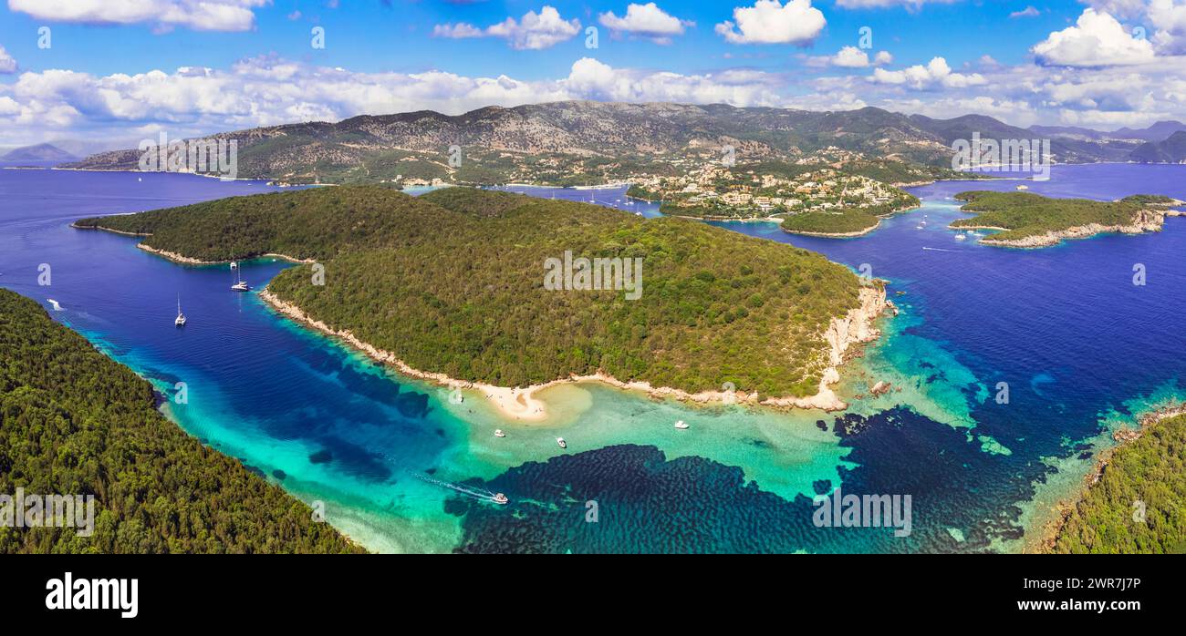 Sivota - atemberaubendes Drohnenvideo über das türkisfarbene Meer, bekannt als Blaue Lagune, und den einzigartigen Strand Bella Vraka. Epirus, Griechenland Stockfoto