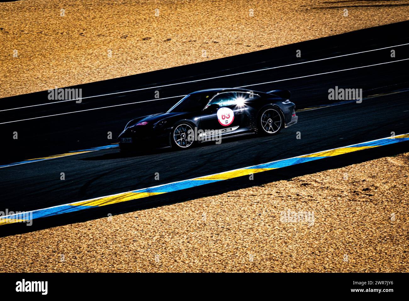 © Arnaud BEINAT/Maxppp. 2024.03.10, Le Mans, Sarthe, Frankreich. Die Porsche-Passe sur le Circuit. Englisch : ein porsche 911 auf der Rennstrecke. Le Mans, Frankreich, 10. märz 2024 Museum of the Motor Circuit 24h du Mans Credit: MAXPPP/Alamy Live News Stockfoto