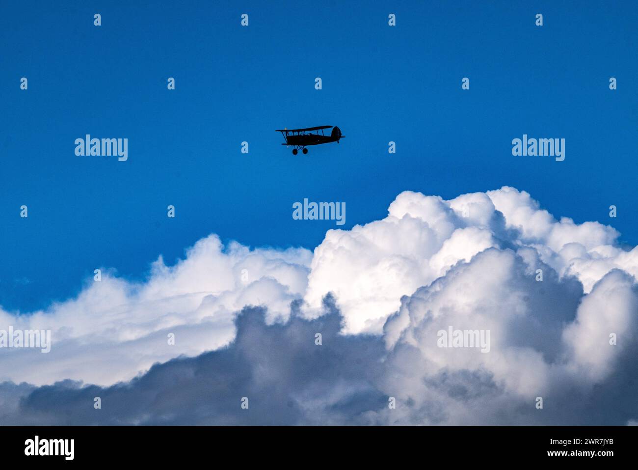 © Arnaud BEINAT/Maxppp. 2024.03.10, Le Mans, Sarthe, Frankreich. UN biplan Stampe SV4 se Pose sur le Terrain d'Aviation qui borde le Circuit du mans. DEUTSCH : Ein alter Doppeldecker der Stampe SV4 landet auf dem Flugplatz, direkt an der Rennstrecke. Le Mans, Frankreich, 10. märz 2024 Museum of the Motor Circuit 24h du Mans Credit: MAXPPP/Alamy Live News Stockfoto
