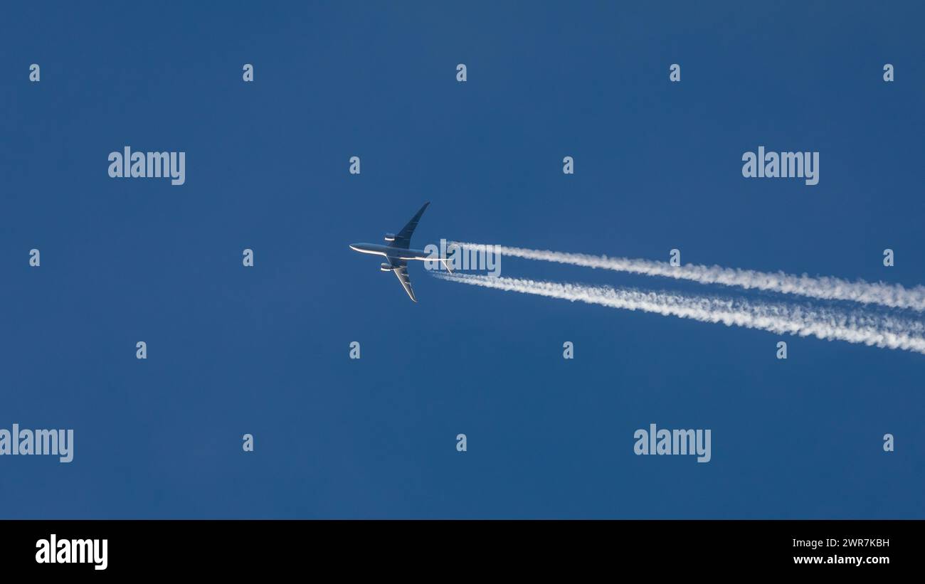 Zürich, Schweiz - 14. März 2022: Ein Boeing 777 Frachtflugzeug von Korean Air überfliegt den Flughafen Zürich. Registrierung HL8252. Stockfoto