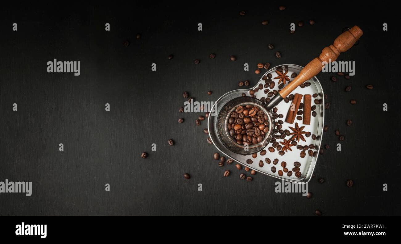 Frischer Kaffee. Türkischer Kaffee. Morgenkaffee. Aromatischer Kaffee aus frischer Ernte. Selektive Fokussierung. Zurück zum Café, Restaurant oder Coffee Shop. Werbung Stockfoto