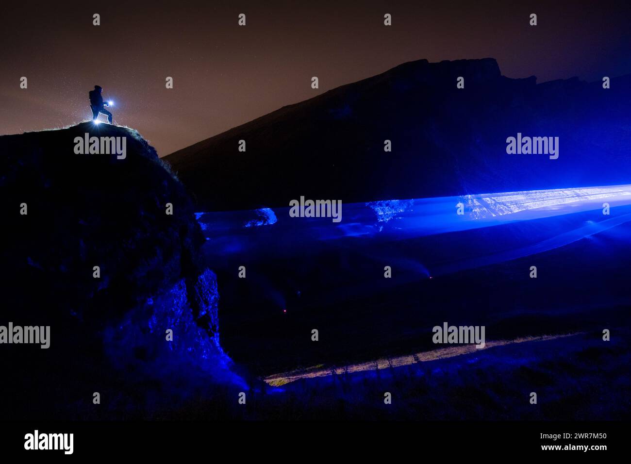 21/09/17 Winatts Pass - eine steile Schlucht hoch oben im Peak District - wird mit blauen Lasern und Rauch als Künstler Daan Rooseg beleuchtet Stockfoto