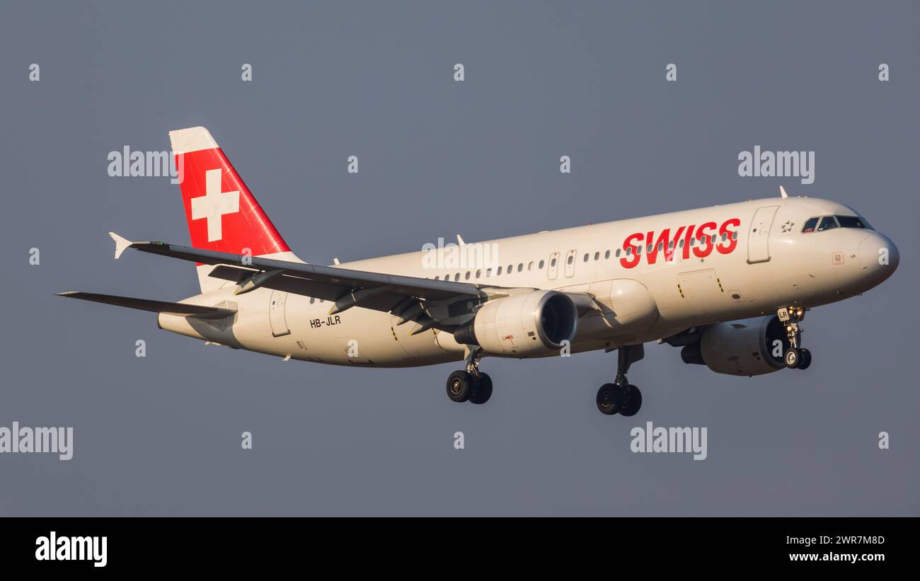 Zürich, Schweiz - 19. März 2022: Ein Airbus A320-214 von Swiss International Airlines im Landeanflug auf den Flughafen Zürich. Registrierung HB-JLR. Stockfoto