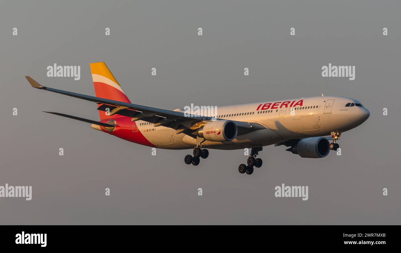 Zürich, Schweiz - 19. März 2022: Ein Airbus A330-200 von Iberia ist in den Abendstunden im Landenanflug auf den Flughafen Zürich. Registrierung EC-MKJ. Stockfoto