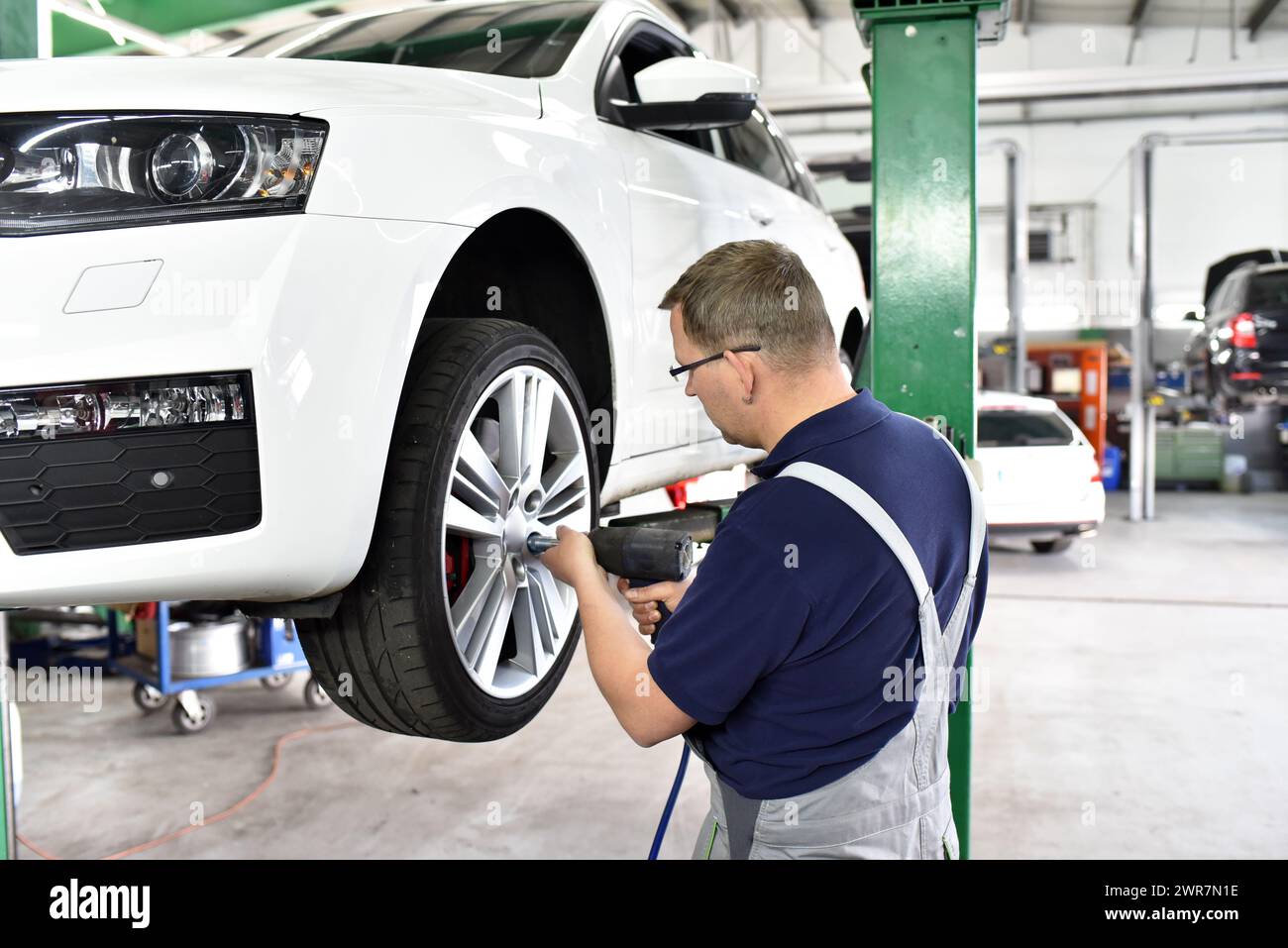 Automechaniker Änderungen die Reifen des Fahrzeugs in der Werkstatt Stockfoto
