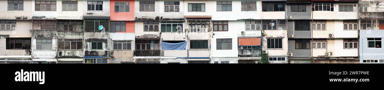 Verblasste Hausfassade der armen Bewohner Ghettos Hintergrund Stockfoto