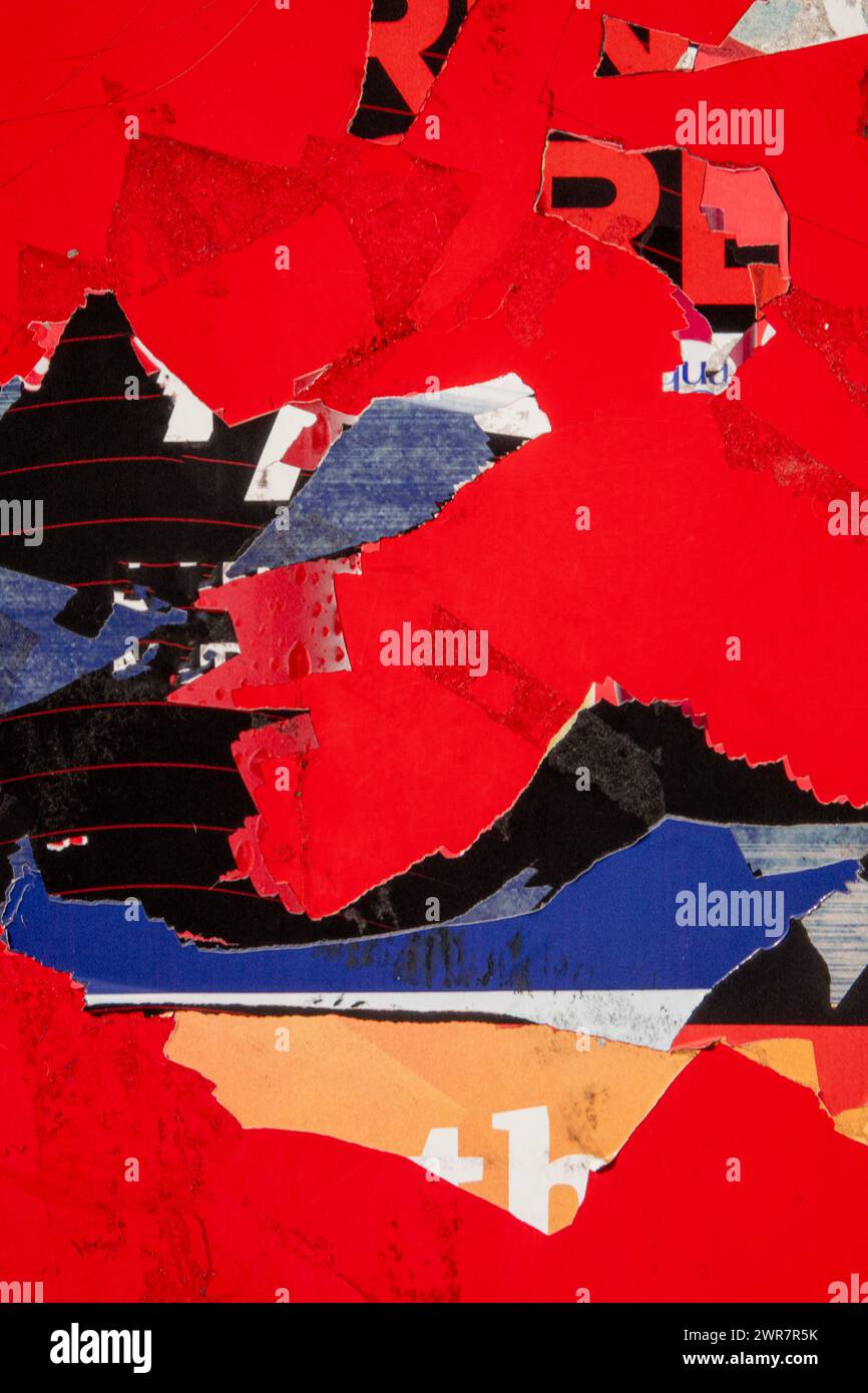 Zerrissene Poster an der Wand. Grunge-Hintergrund oder Blending-Modi der Wand mit Resten alter Poster, die teilweise abgerissen wurden. Rote Farbe dominiert. Bild wi Stockfoto