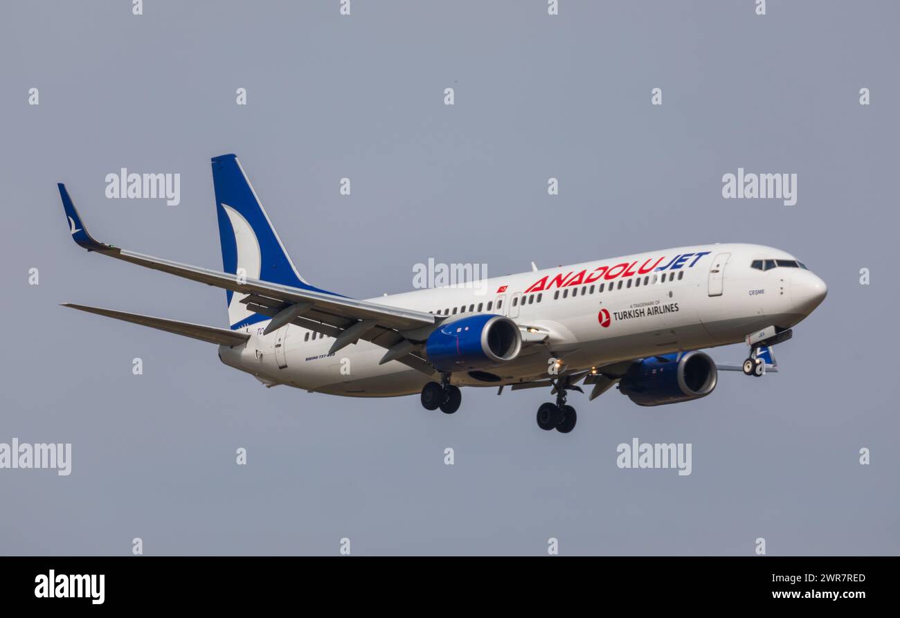 Zürich, Schweiz – 21. März 2022: Eine Boeing 737-800 von Anadolujet ist im Endlandeanflug auf den Flughafen Zürich. Registrierung TC-JGV. Stockfoto