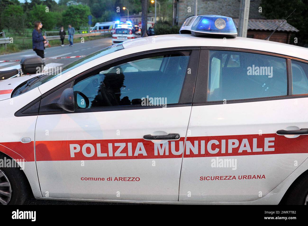 Polizia Municipale Vigili Urbani in Città italiane controllano il traffico di Auto Stockfoto
