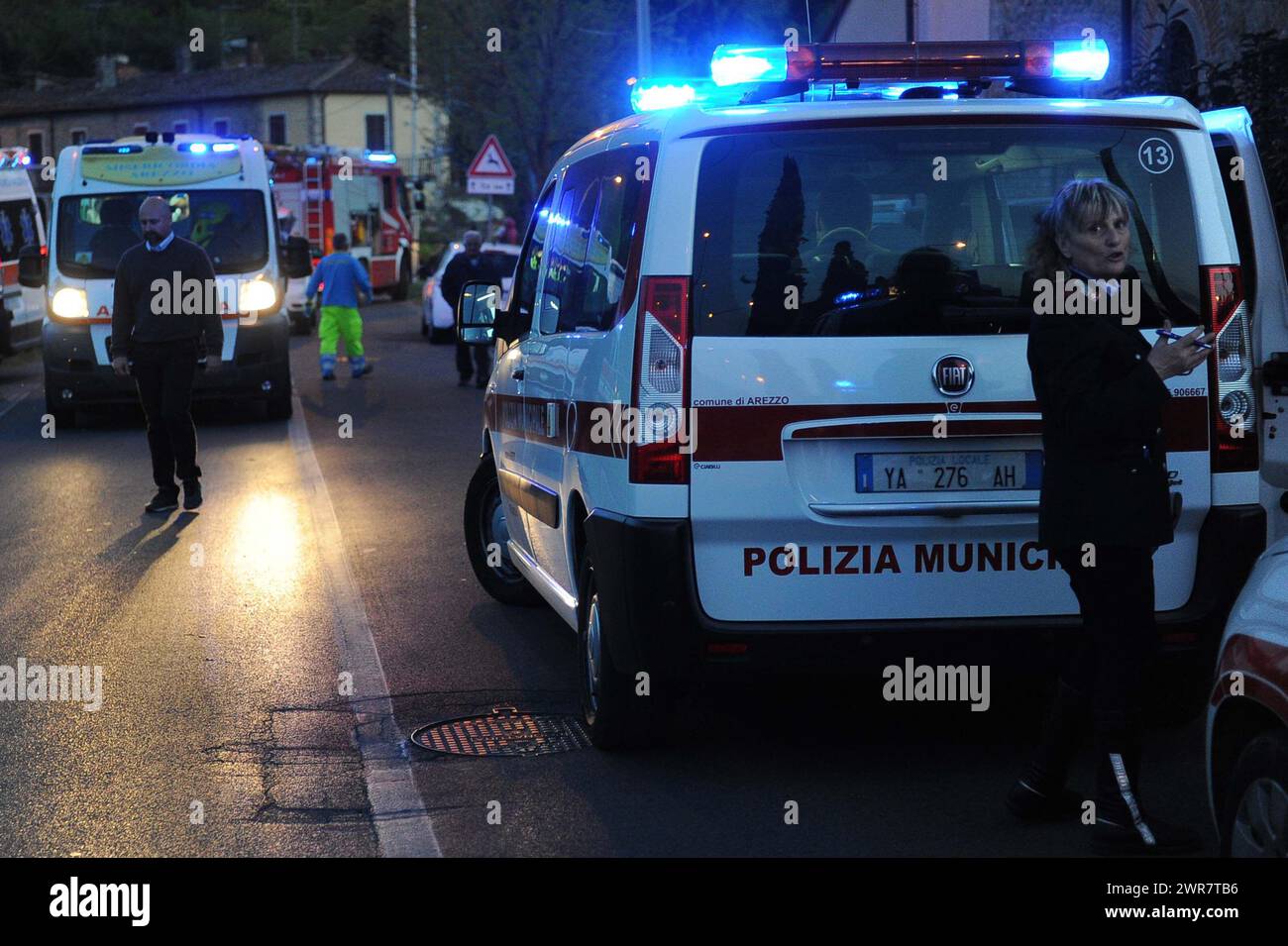 Polizia Municipale Vigili Urbani in Città italiane controllano il traffico di Auto Stockfoto