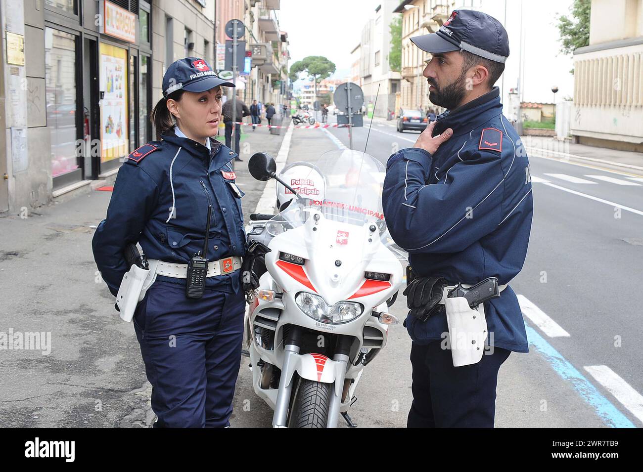 Polizia Municipale Vigili Urbani in Città italiane controllano il traffico di Auto Stockfoto