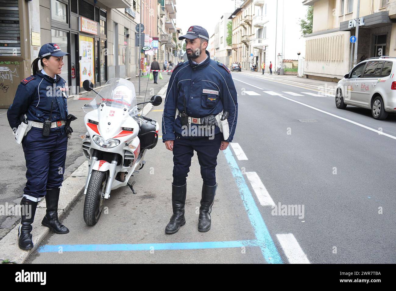 Polizia Municipale Vigili Urbani in Città italiane controllano il traffico di Auto Stockfoto
