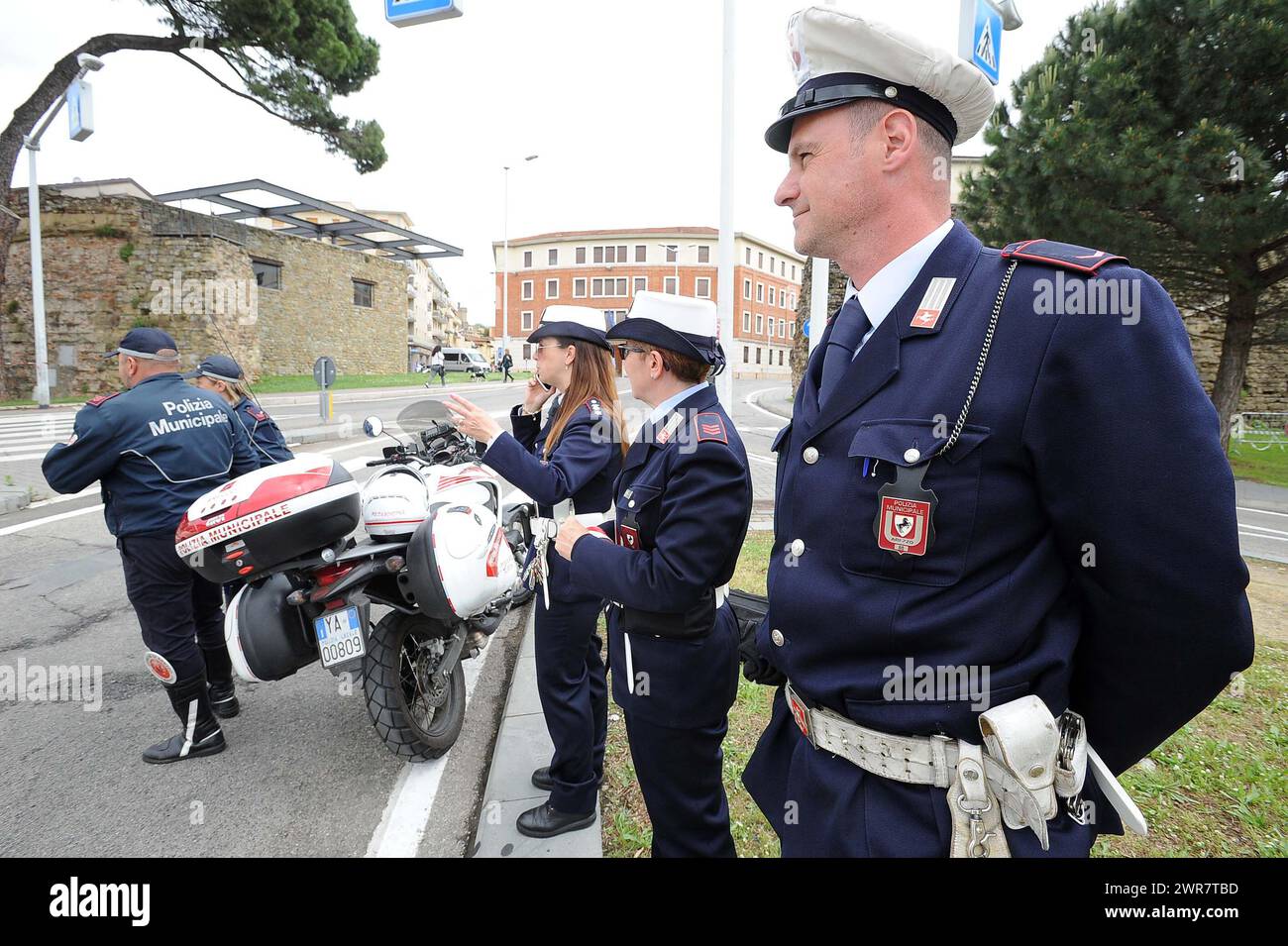 Polizia Municipale Vigili Urbani in Città italiane controllano il traffico di Auto Stockfoto