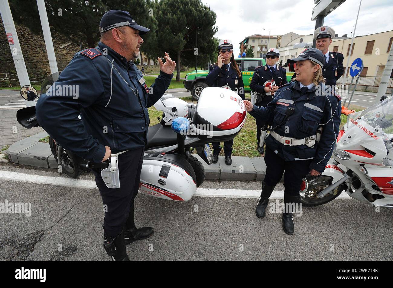Polizia Municipale Vigili Urbani in Città italiane controllano il traffico di Auto Stockfoto