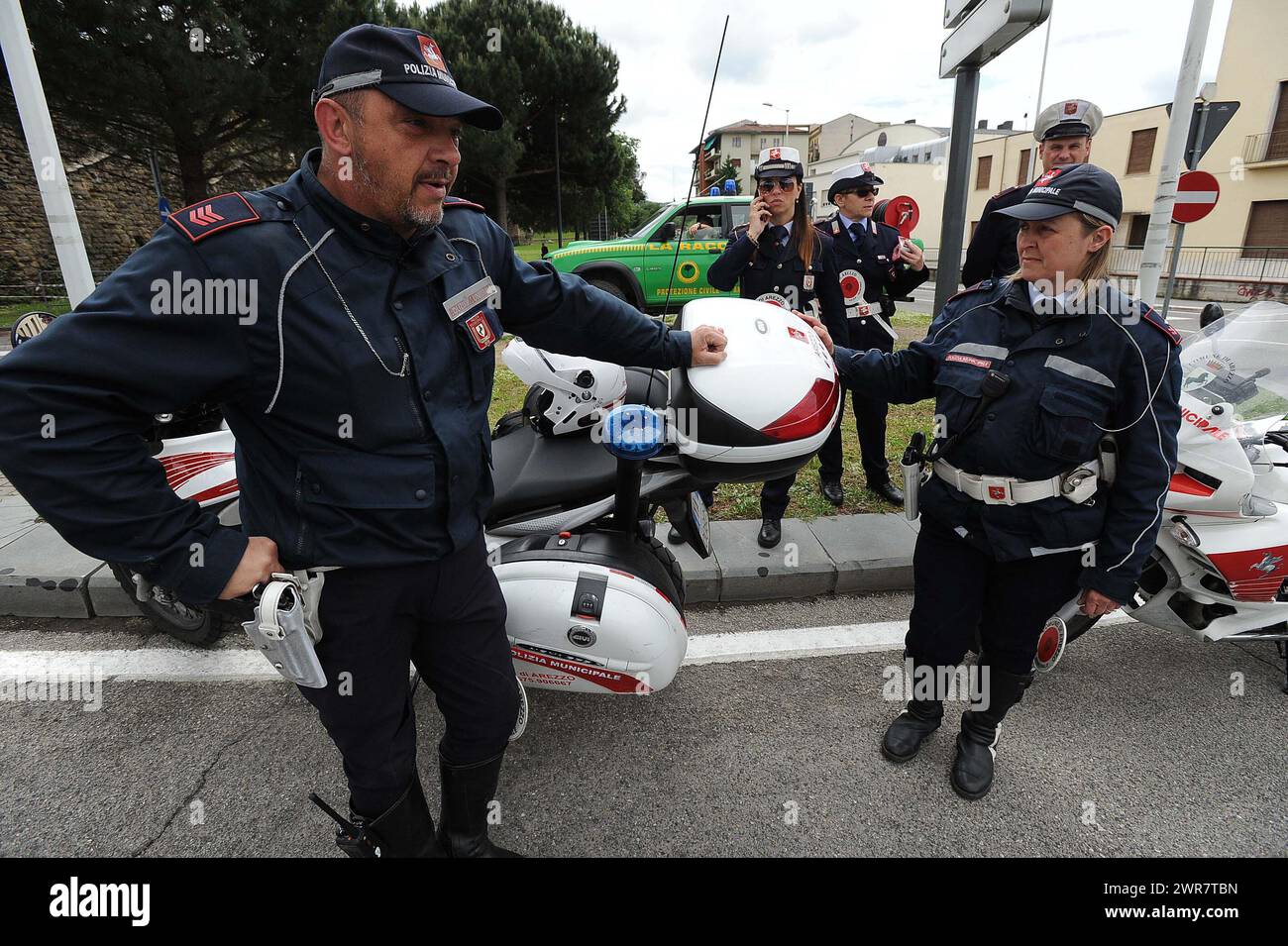 Polizia Municipale Vigili Urbani in Città italiane controllano il traffico di Auto Stockfoto