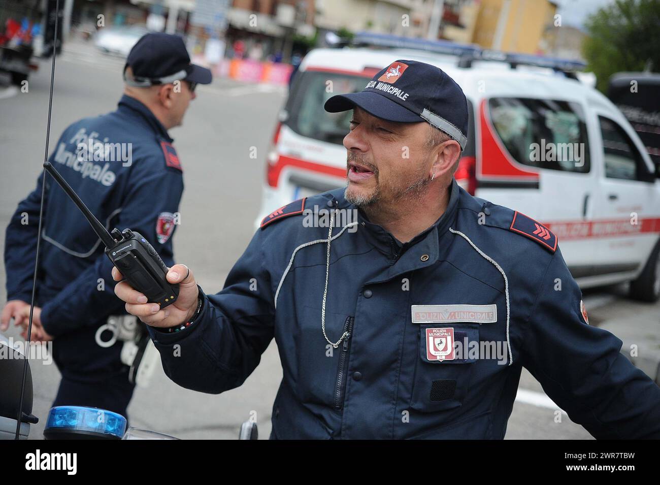 Polizia Municipale Vigili Urbani in Città italiane controllano il traffico di Auto Stockfoto