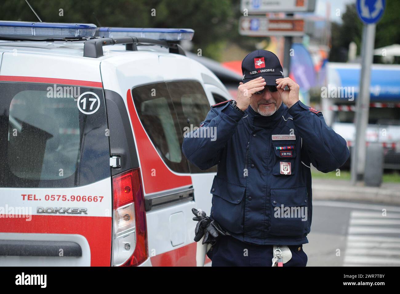 Polizia Municipale Vigili Urbani in Città italiane controllano il traffico di Auto Stockfoto