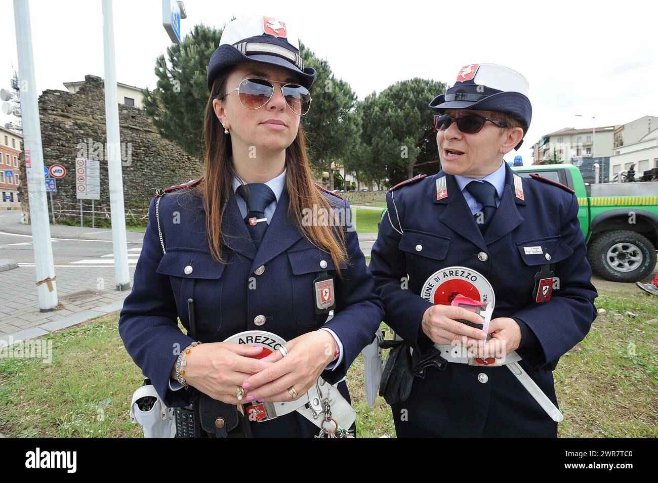 Polizia Municipale Vigili Urbani in Città italiane controllano il traffico di Auto Stockfoto