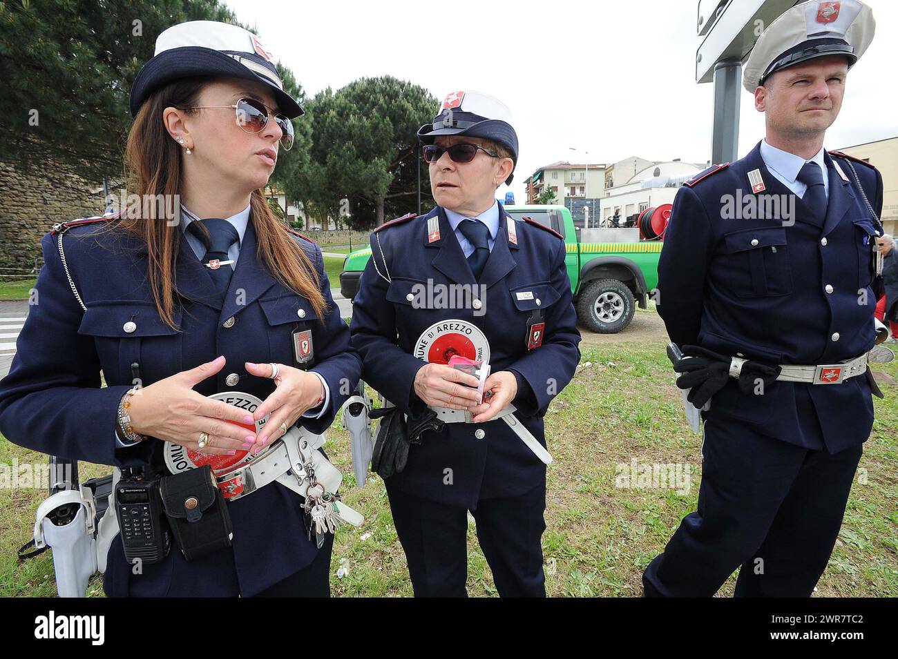 Polizia Municipale Vigili Urbani in Città italiane controllano il traffico di Auto Stockfoto