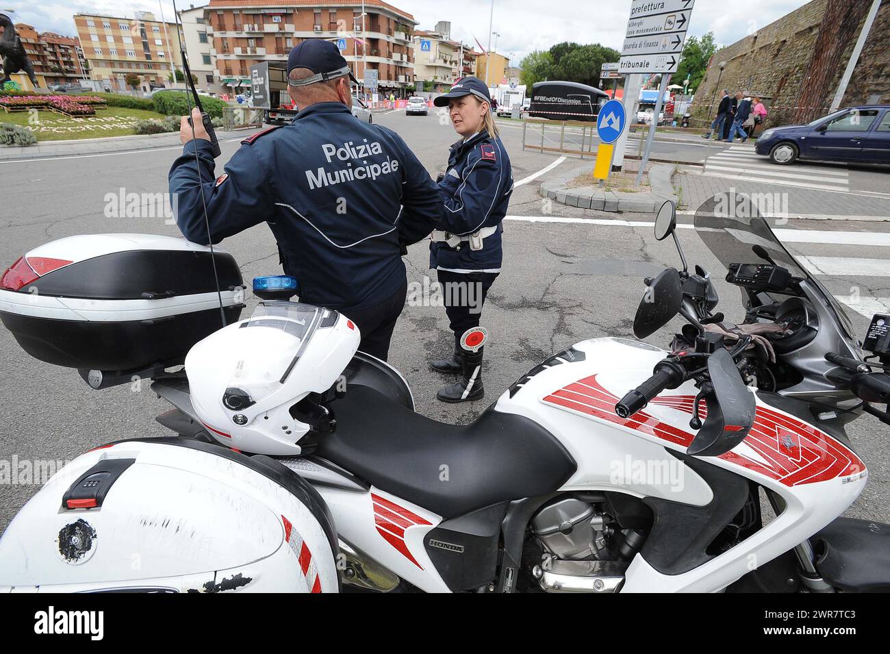 Polizia Municipale Vigili Urbani in Città italiane controllano il traffico di Auto Stockfoto