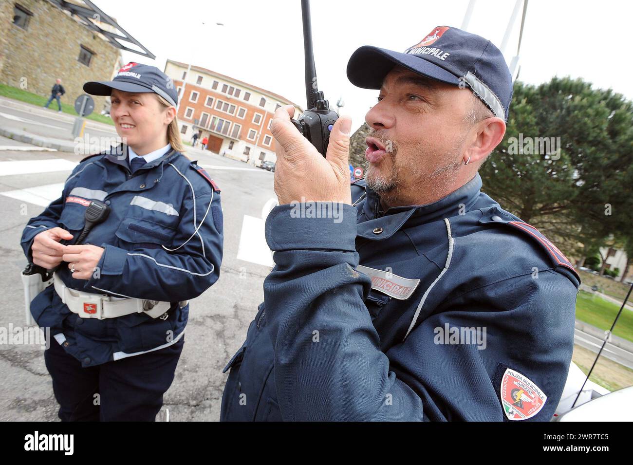 Polizia Municipale Vigili Urbani in Città italiane controllano il traffico di Auto Stockfoto