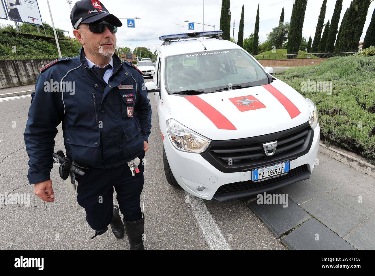 Polizia Municipale Vigili Urbani in Città italiane controllano il traffico di Auto Stockfoto