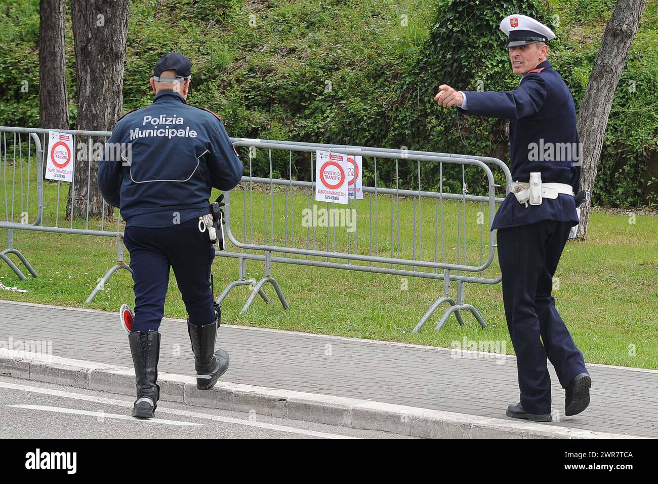 Polizia Municipale Vigili Urbani in Città italiane controllano il traffico di Auto Stockfoto