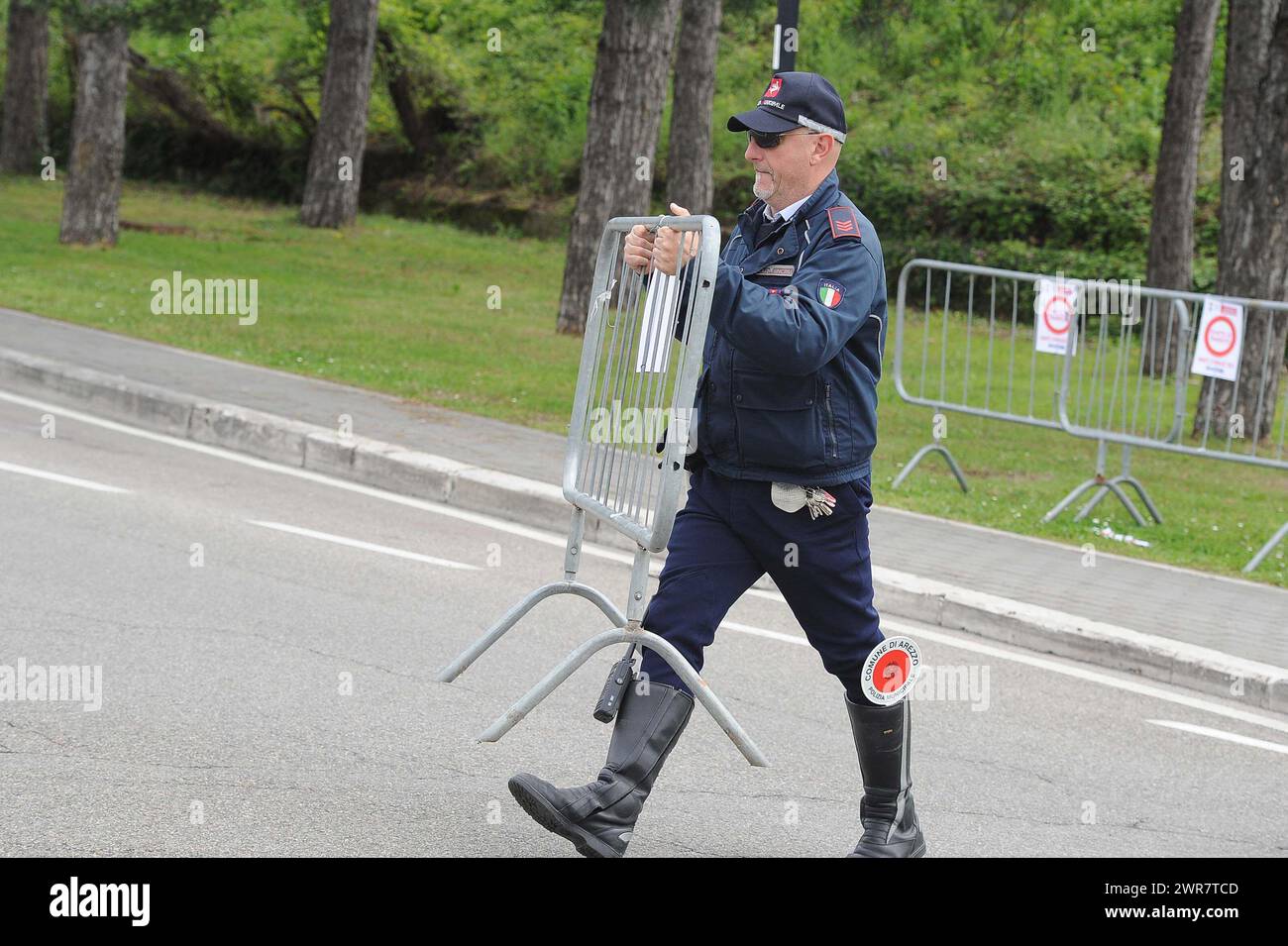 Polizia Municipale Vigili Urbani in Città italiane controllano il traffico di Auto Stockfoto