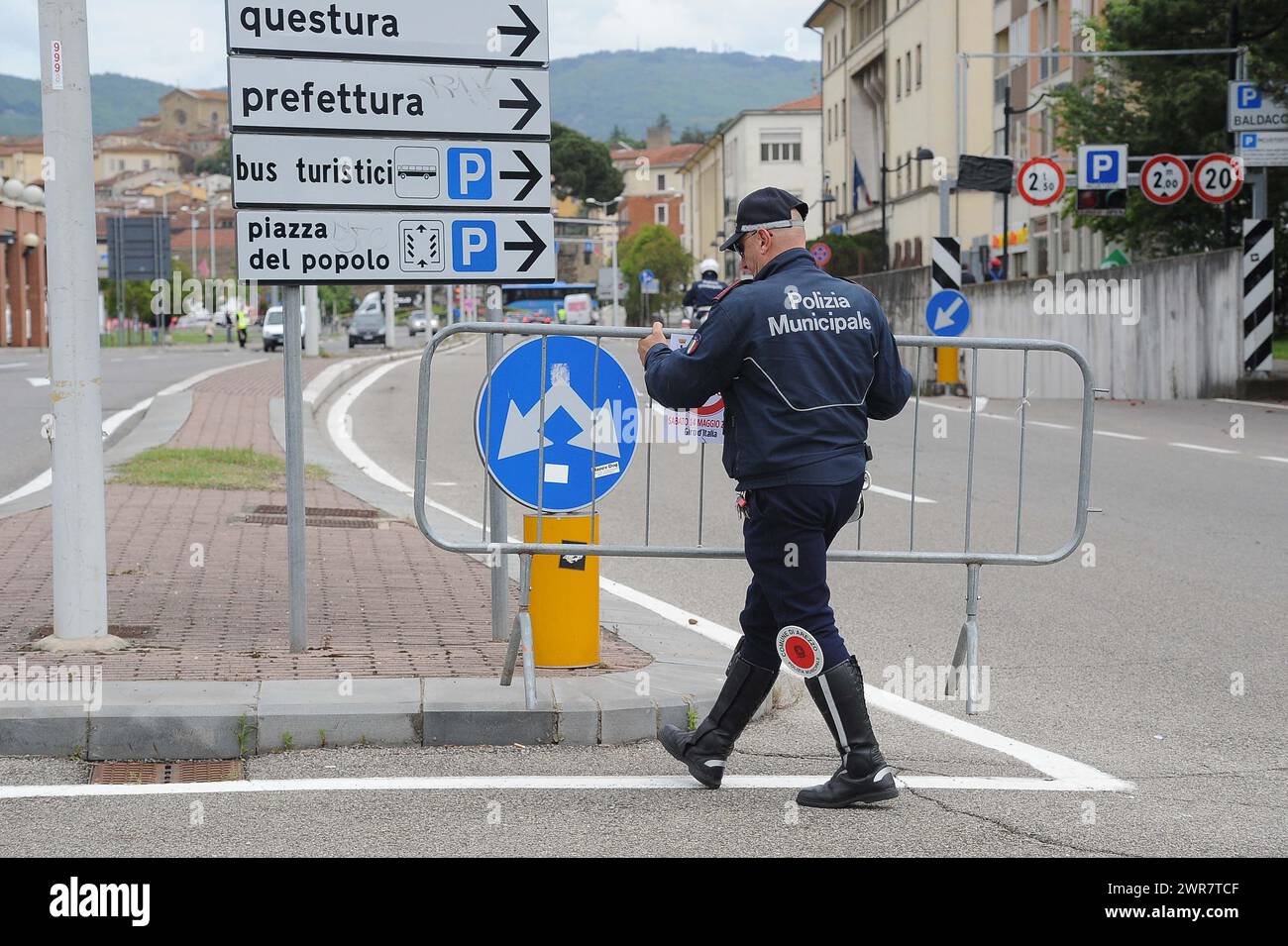Polizia Municipale Vigili Urbani in Città italiane controllano il traffico di Auto Stockfoto
