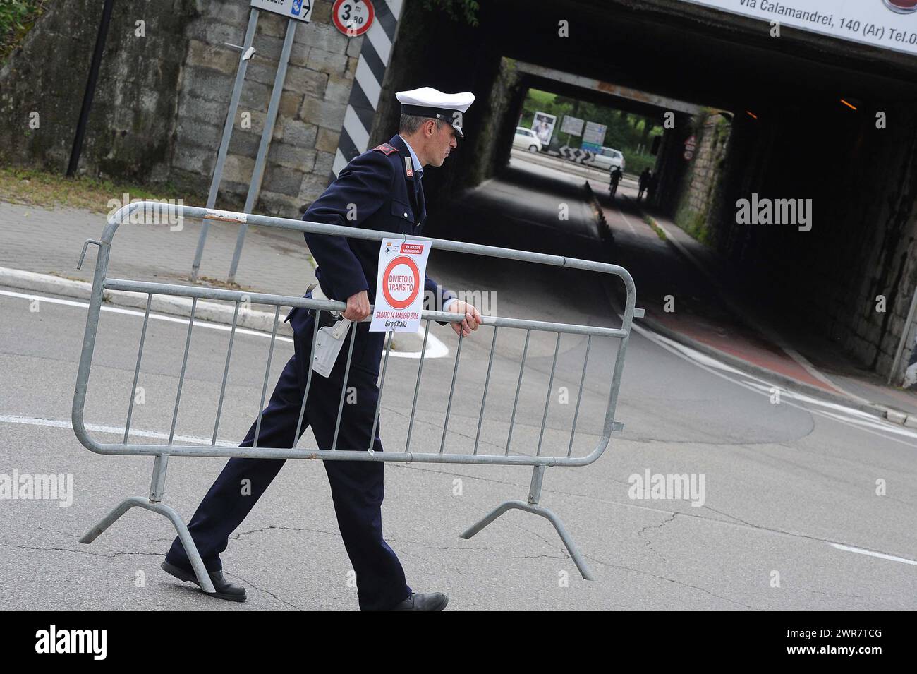 Polizia Municipale Vigili Urbani in Città italiane controllano il traffico di Auto Stockfoto