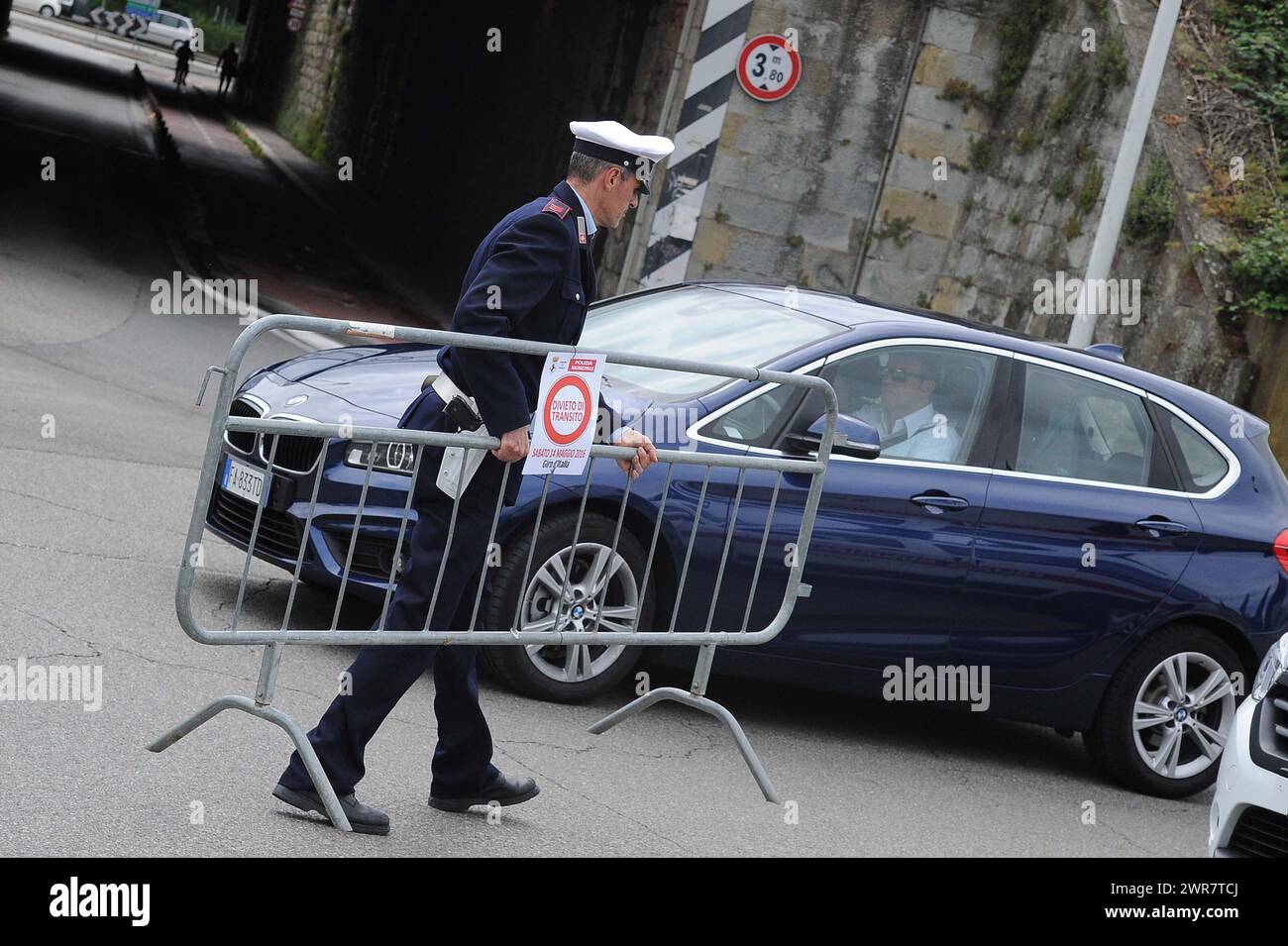 Polizia Municipale Vigili Urbani in Città italiane controllano il traffico di Auto Stockfoto