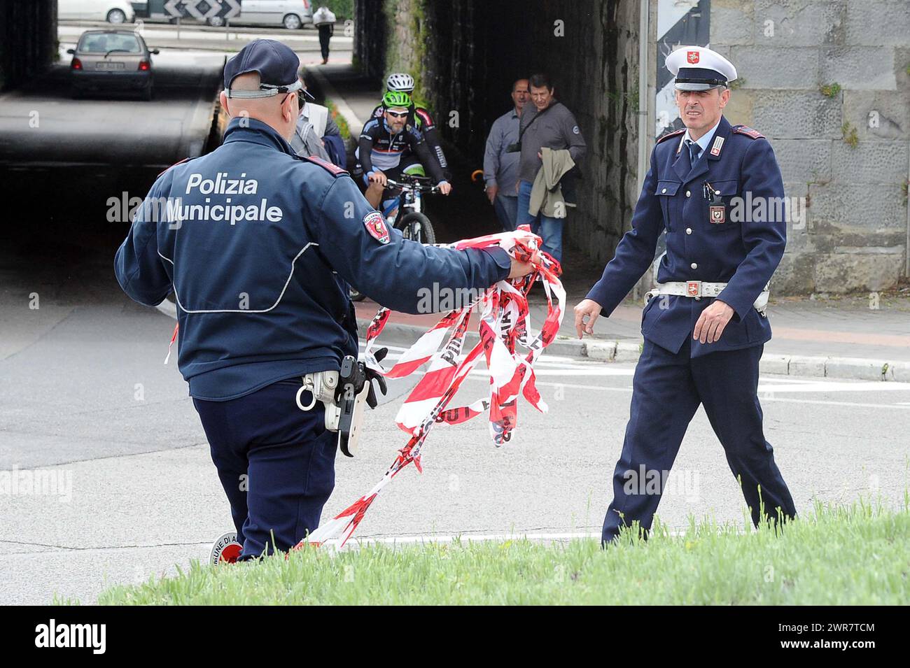 Polizia Municipale Vigili Urbani in Città italiane controllano il traffico di Auto Stockfoto