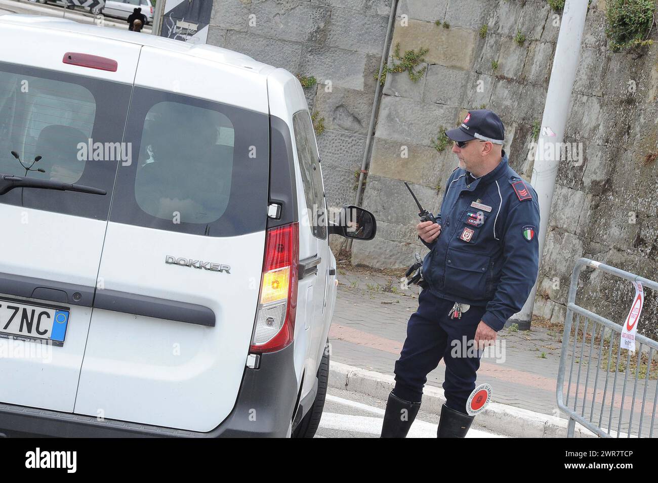 Polizia Municipale Vigili Urbani in Città italiane controllano il traffico di Auto Stockfoto