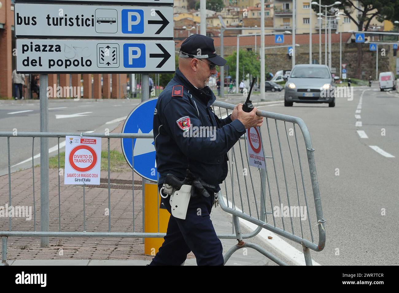 Polizia Municipale Vigili Urbani in Città italiane controllano il traffico di Auto Stockfoto