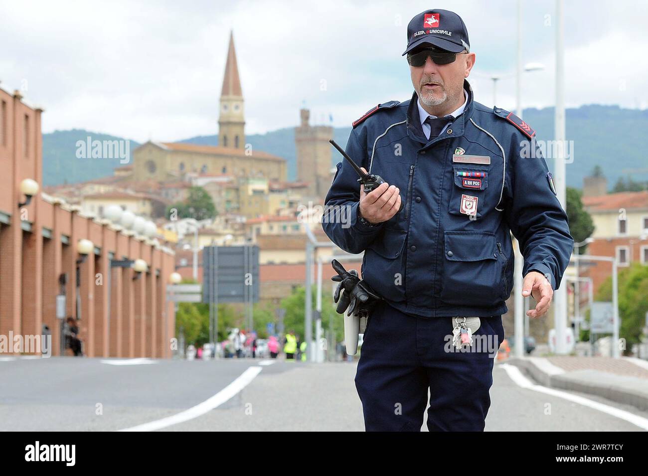 Polizia Municipale Vigili Urbani in Città italiane controllano il traffico di Auto Stockfoto